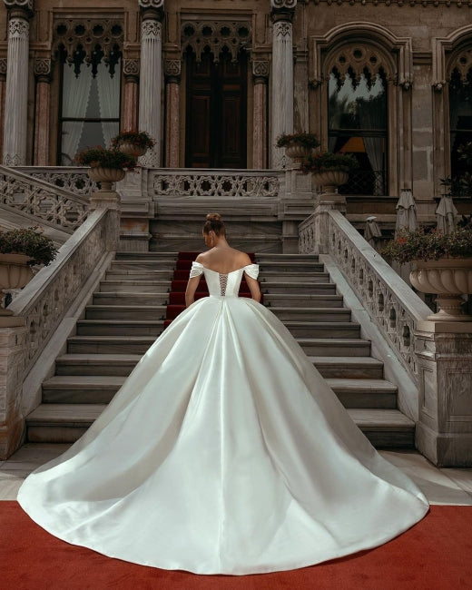 Robe de bal bustier à épaules dénudées en satin sans manches pour mariage au jardin