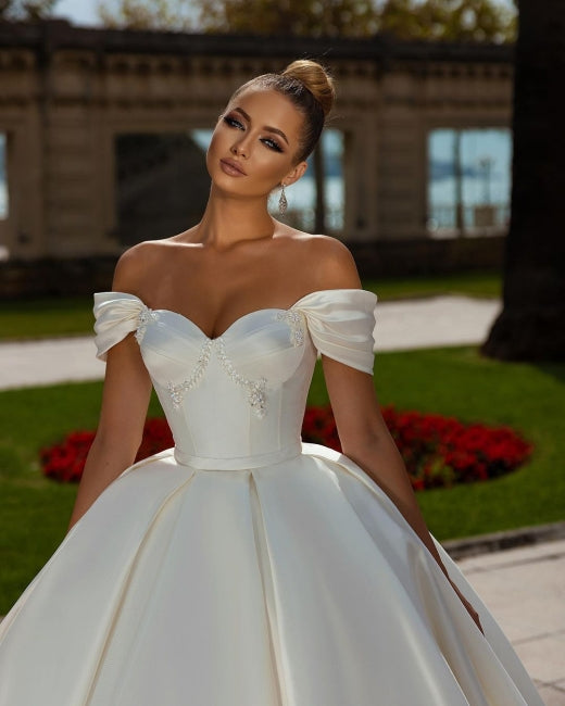 Robe de bal bustier à épaules dénudées en satin sans manches pour mariage au jardin