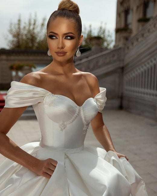 Robe de bal bustier à épaules dénudées en satin sans manches pour mariage au jardin