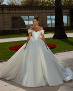 Robe de bal bustier à épaules dénudées en satin sans manches pour mariage au jardin
