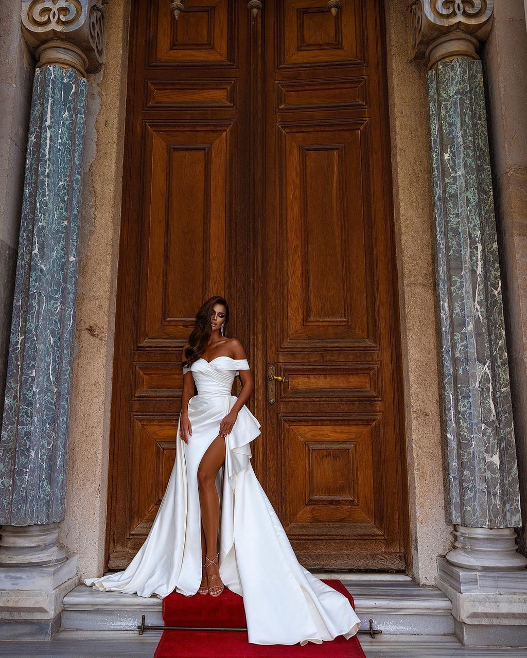 Vestido de noiva de cetim branco com ombros descobertos e cauda sereia na frente dividida