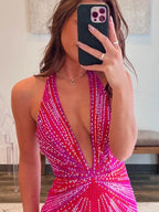 Vestido de fiesta con cuentas estilo sirena fucsia con cuello halter y abertura