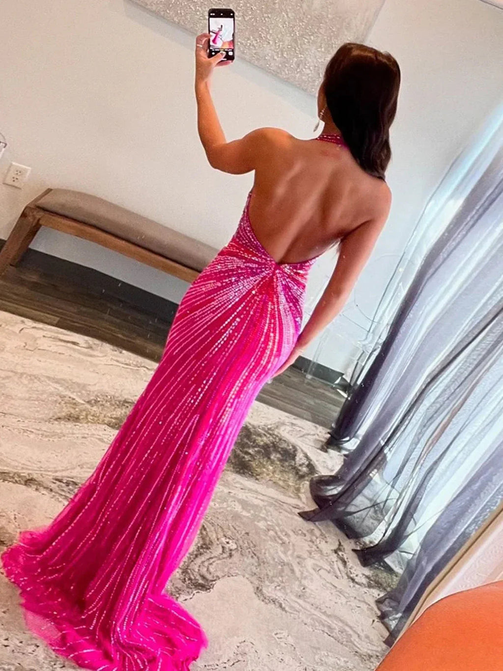 Vestido de fiesta con cuentas estilo sirena fucsia con cuello halter y abertura