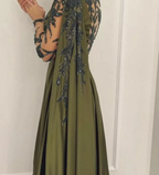 One-Shoulder-Abendkleid mit Cape und langen Ärmeln