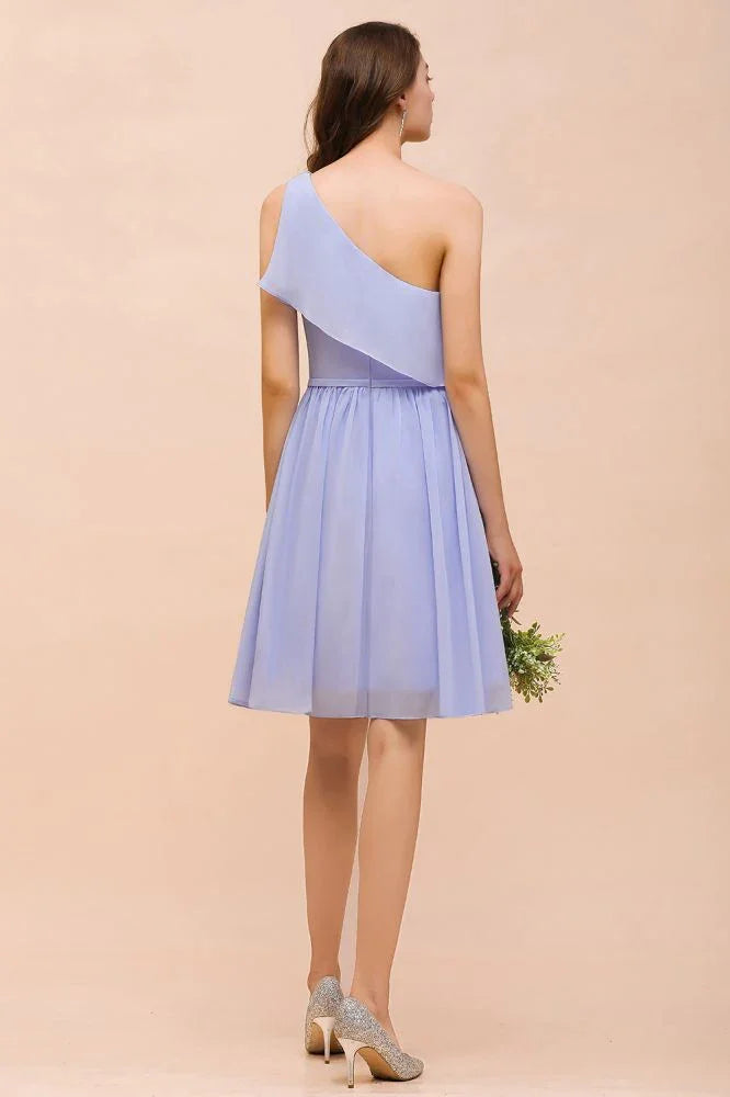 Ein-Schulter-Lavendel-Kurzes Brautjungfernkleid aus Chiffon, knielang, schlichtes Alltagskleid