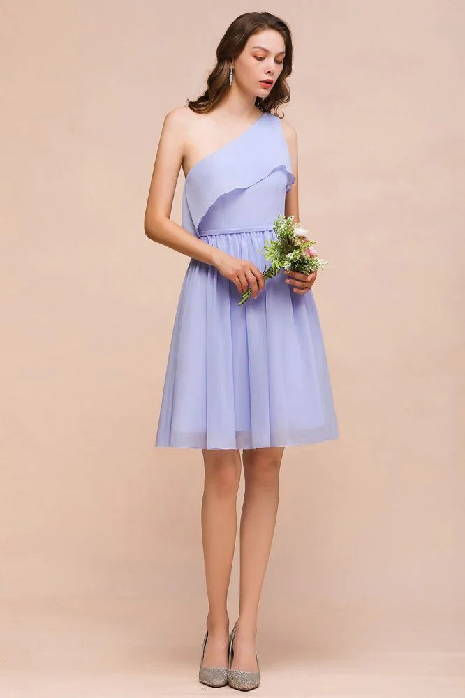 Ein-Schulter-Lavendel-Kurzes Brautjungfernkleid aus Chiffon, knielang, schlichtes Alltagskleid