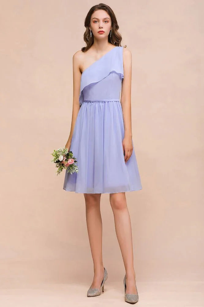 Ein-Schulter-Lavendel-Kurzes Brautjungfernkleid aus Chiffon, knielang, schlichtes Alltagskleid