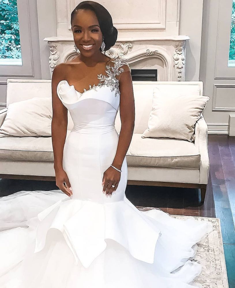 Robe de mariée sirène à une épaule avec traîne à volants