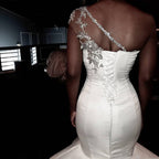 Robe de mariée sirène à une épaule avec traîne à volants