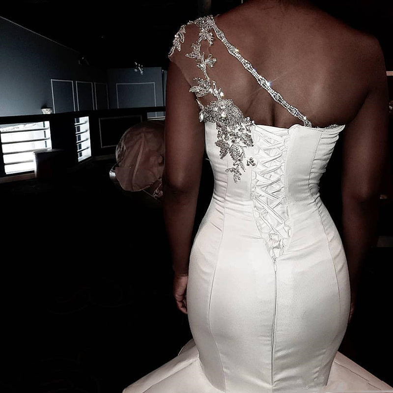 Robe de mariée sirène à une épaule avec traîne à volants