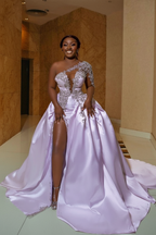 Vestido de noiva de linha A em cetim com um ombro com racha frontal e cauda