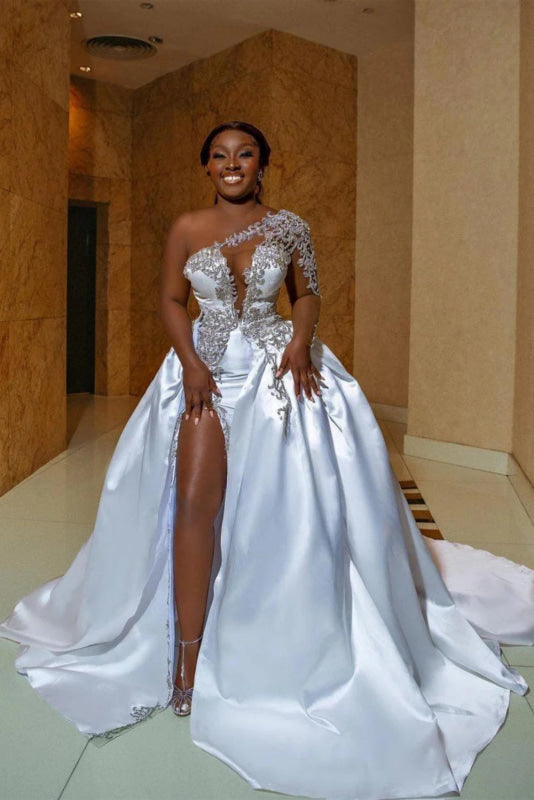 Vestido de noiva de linha A em cetim com um ombro com racha frontal e cauda