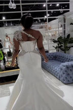 Vestido de noiva de linha A em cetim com um ombro com racha frontal e cauda