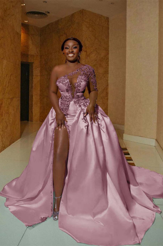 Vestido de noiva de linha A em cetim com um ombro com racha frontal e cauda