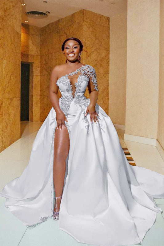 Vestido de noiva de linha A em cetim com um ombro com racha frontal e cauda