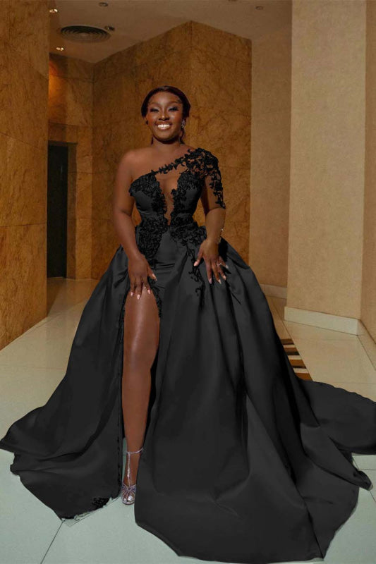 Vestido de noiva de linha A em cetim com um ombro com racha frontal e cauda