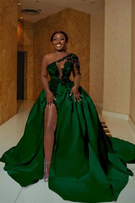 Vestido de noiva de linha A em cetim com um ombro com racha frontal e cauda