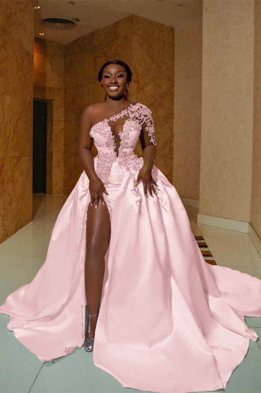 Vestido de noiva de linha A em cetim com um ombro com racha frontal e cauda