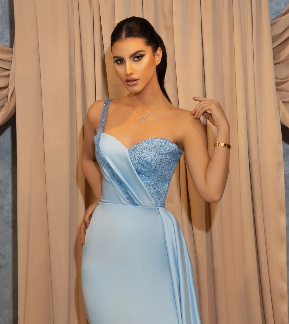 Vestido de baile com alça única, lantejoulas, decote coração, corte justo e racha, com cauda lateral