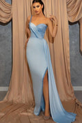 Vestido de baile com alça única, lantejoulas, decote coração, corte justo e racha, com cauda lateral