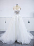 Vestido de noiva de corte A com aplicação de renda aberta em tule com decote em V e cauda de capela