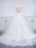 Vestido de noiva de corte A com aplicação de renda aberta em tule com decote em V e cauda de capela