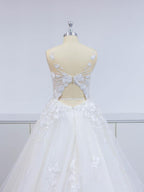 Vestido de noiva de corte A com aplicação de renda aberta em tule com decote em V e cauda de capela