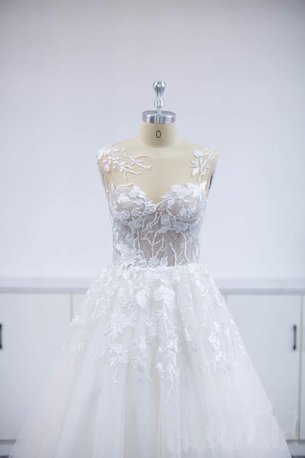 Vestido de noiva de corte A com aplicação de renda aberta em tule com decote em V e cauda de capela