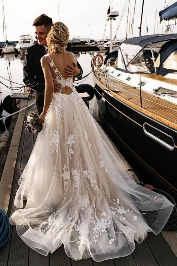 Vestido de noiva de corte A com aplicação de renda aberta em tule com decote em V e cauda de capela