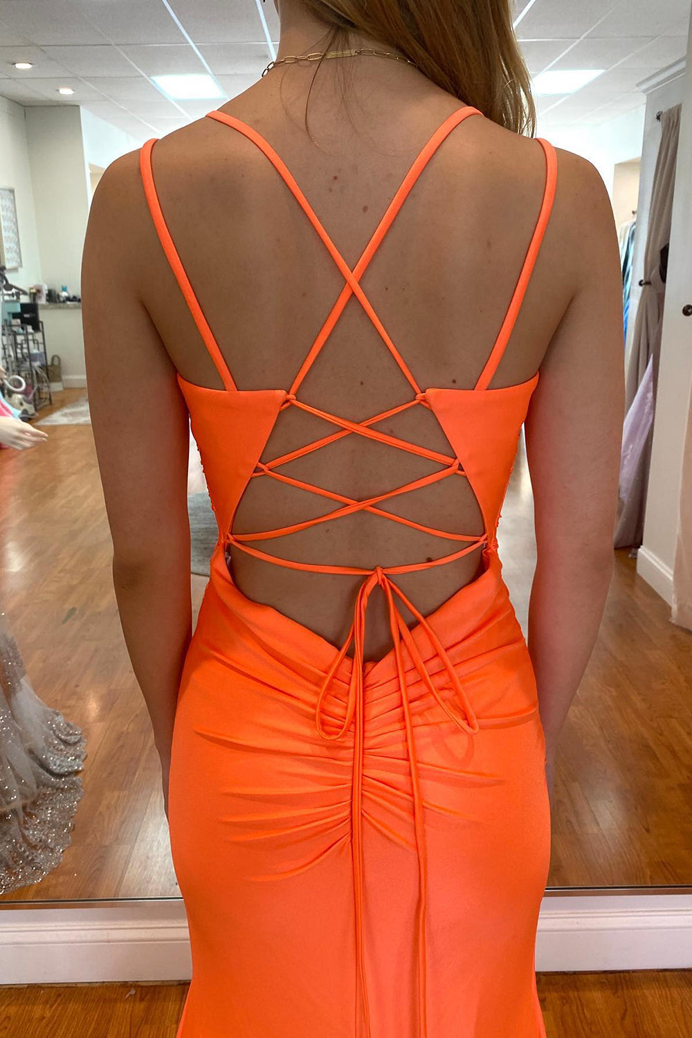Robe de bal orange longue sirène à fines bretelles et dos nu avec fente