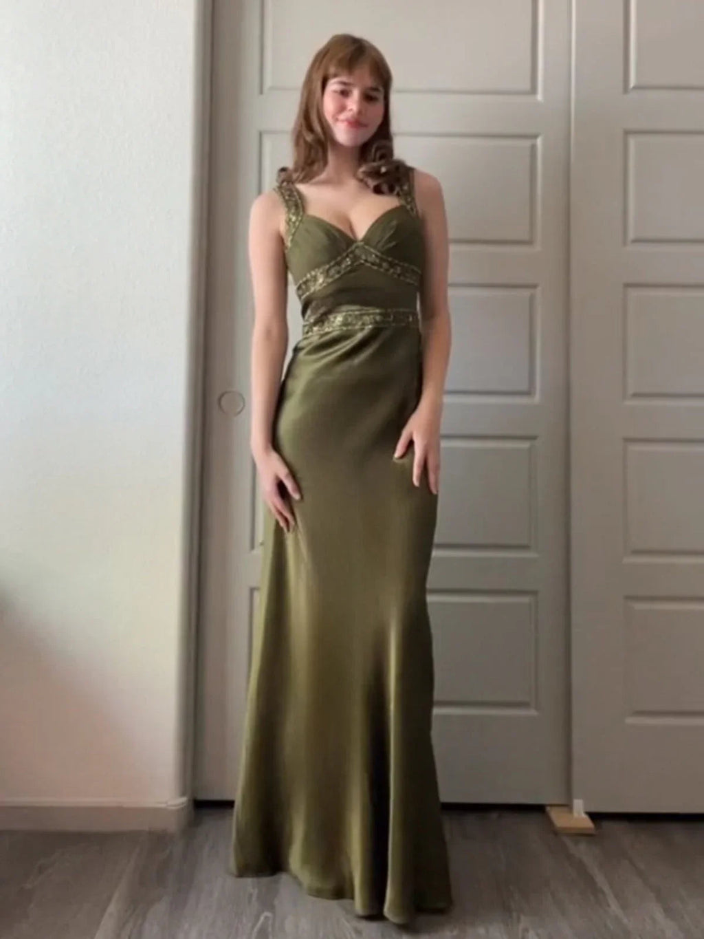 Philomena | Vestidos largos de gala ajustados de satén verde oliva con cuentas