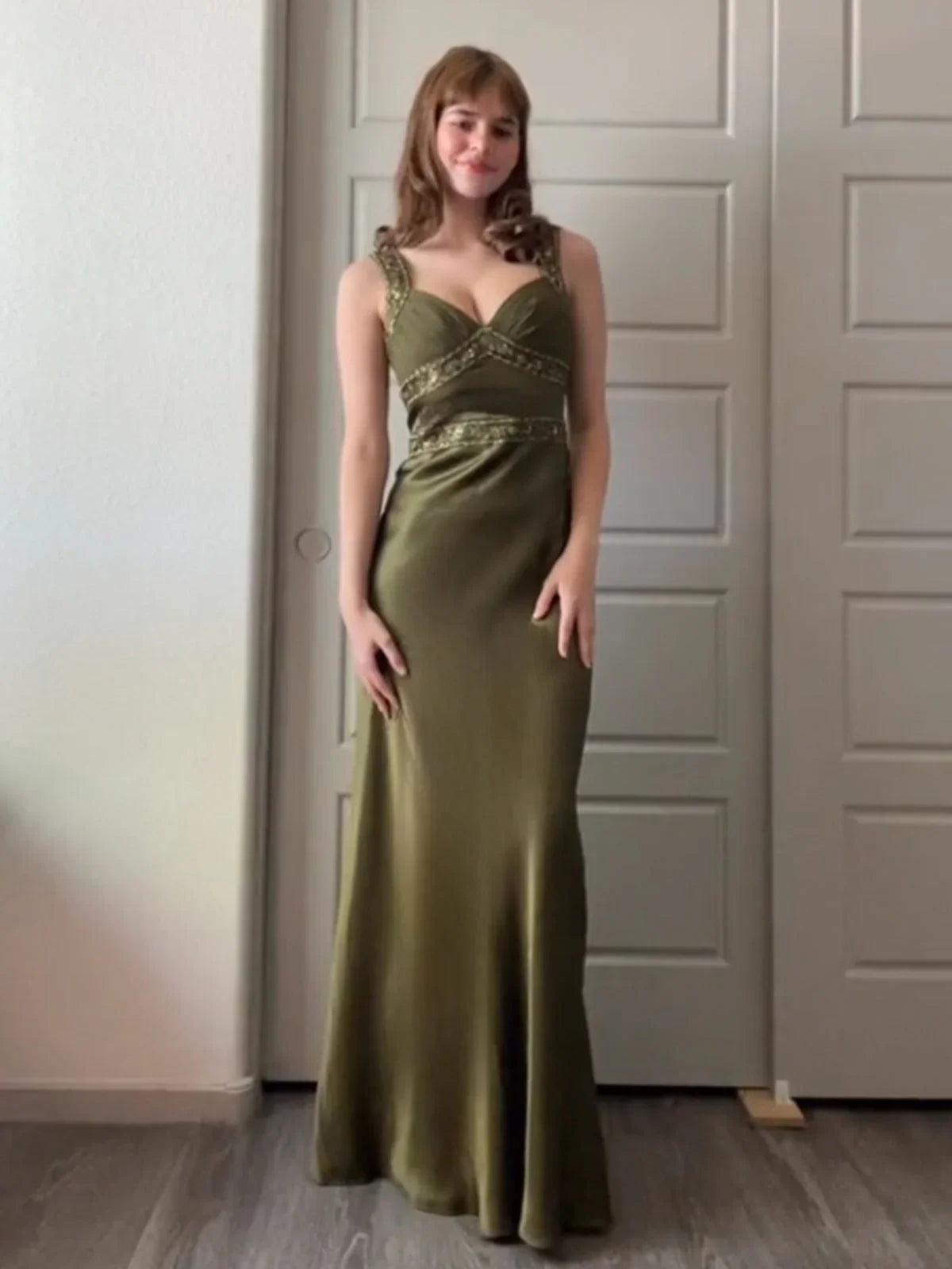 Philomena | Vestidos largos de gala ajustados de satén verde oliva con cuentas