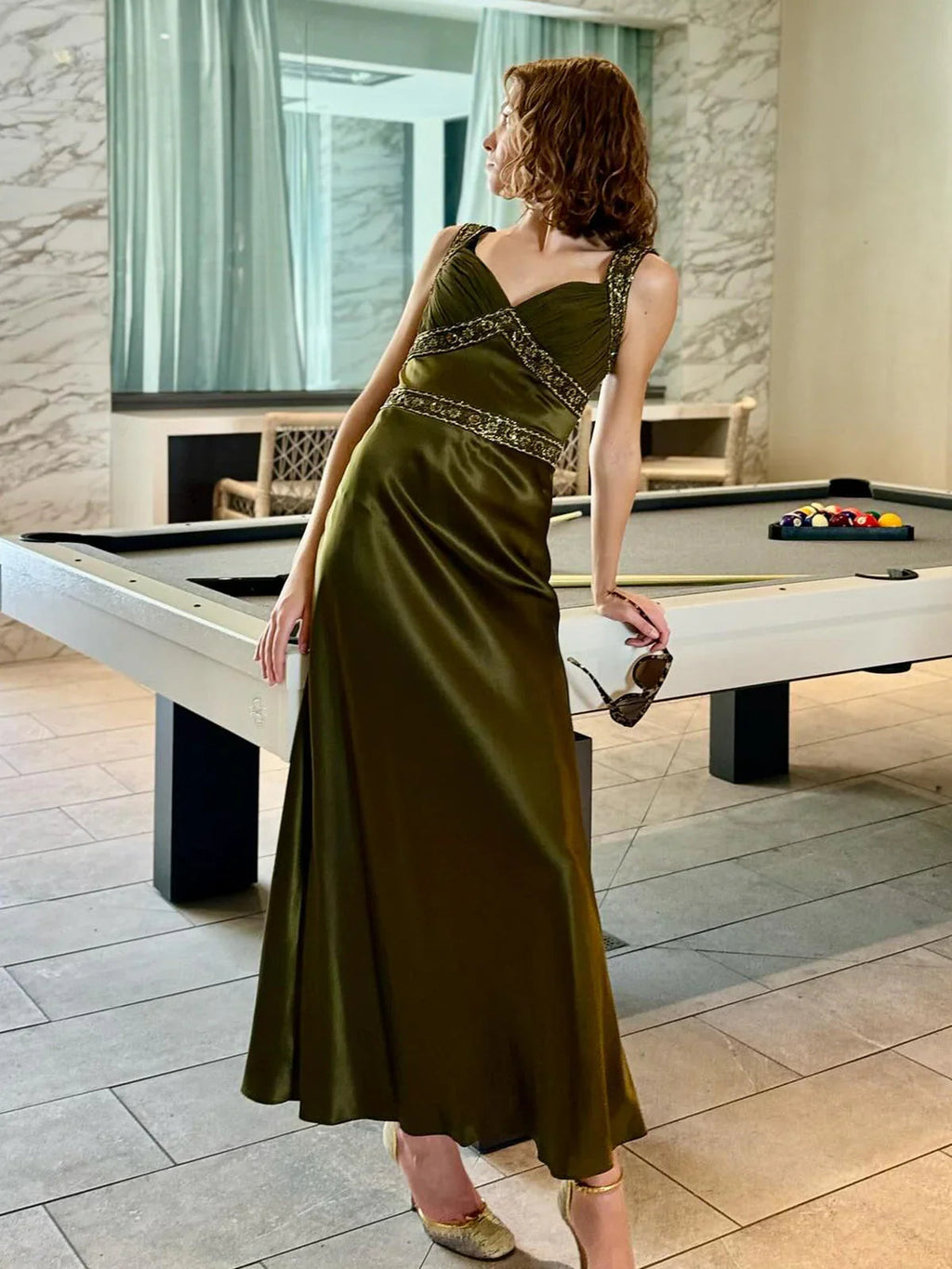Philomena | Vestidos largos de gala ajustados de satén verde oliva con cuentas