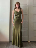 Philomena | Vestidos largos de gala ajustados de satén verde oliva con cuentas