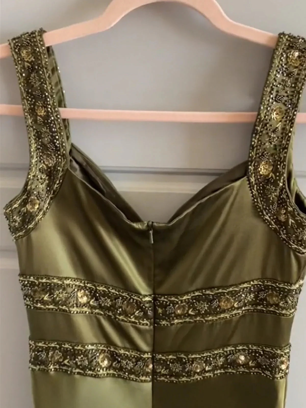 Philomena | Vestidos largos de gala ajustados de satén verde oliva con cuentas