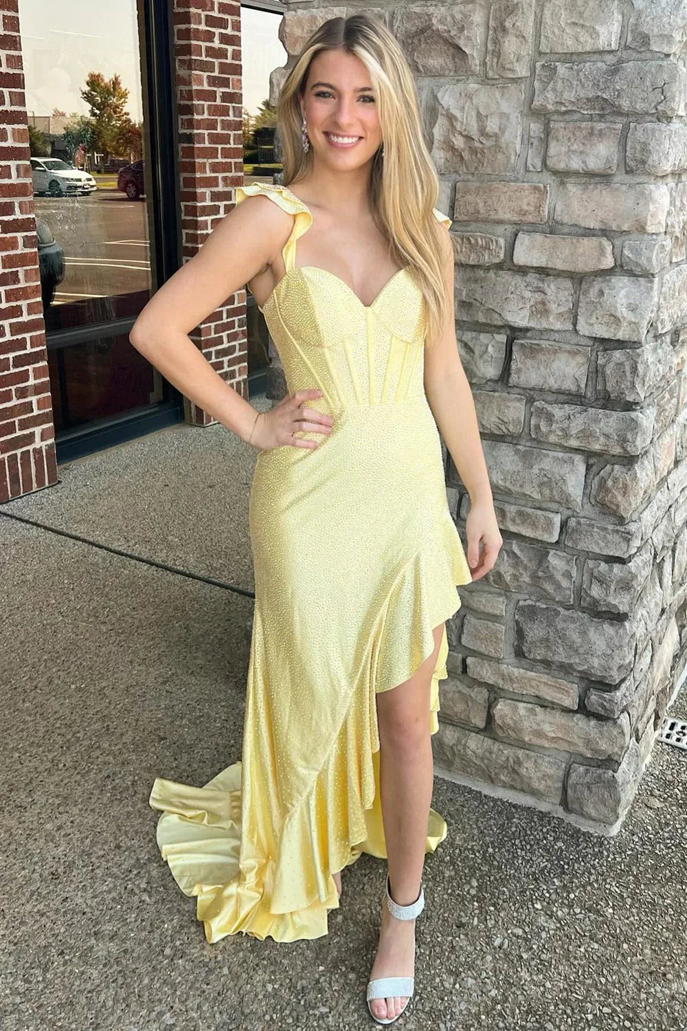 Phyllis | Vestido largo de gala amarillo sirena con tirantes finos de satén y cuentas