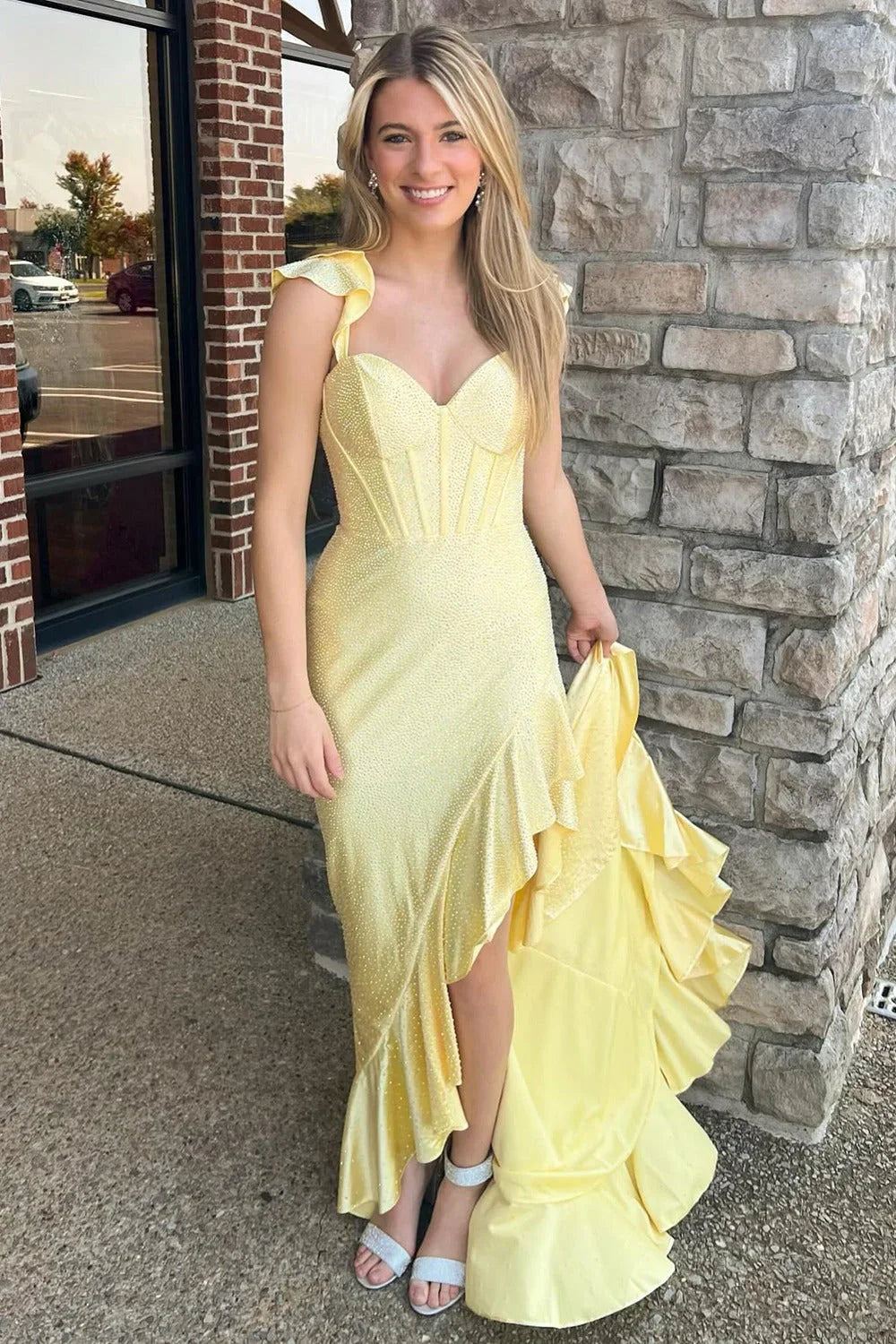 Phyllis | Vestido largo de gala amarillo sirena con tirantes finos de satén y cuentas