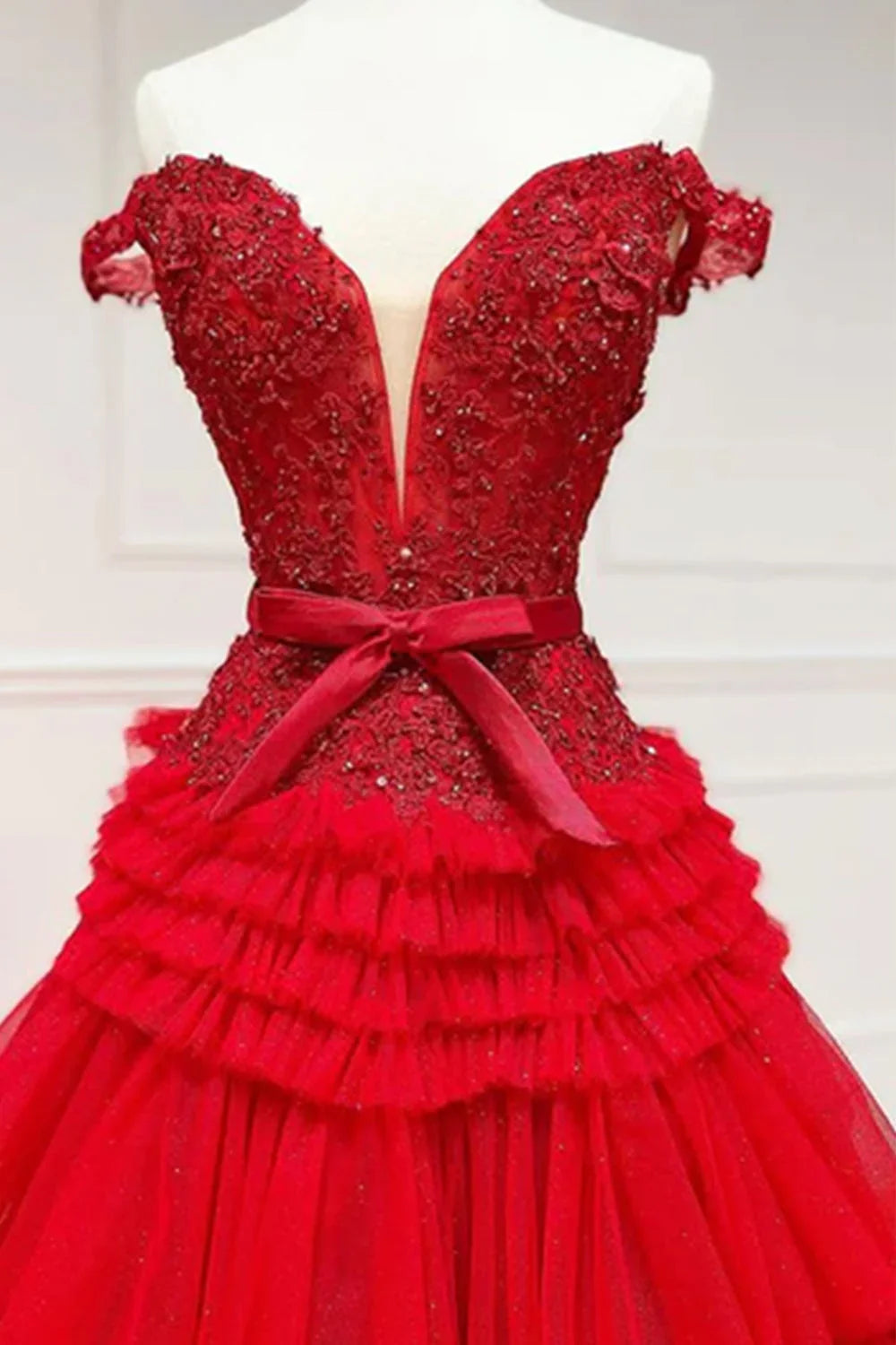 Vestidos longos de baile cor-de-rosa com folhos de tule em linha A, ombros descobertos e laço