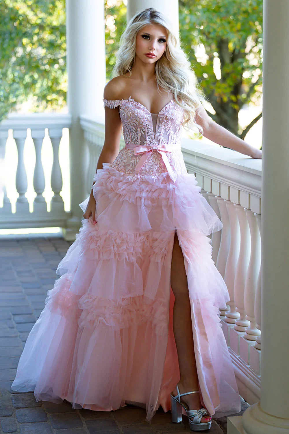 Vestidos longos de baile cor-de-rosa com folhos de tule em linha A, ombros descobertos e laço