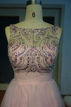 Vestidos de Cerimónia Curtos em Linha A com Contas de Cristal Cor-de-Rosa, Decote Redondo e Sem Mangas