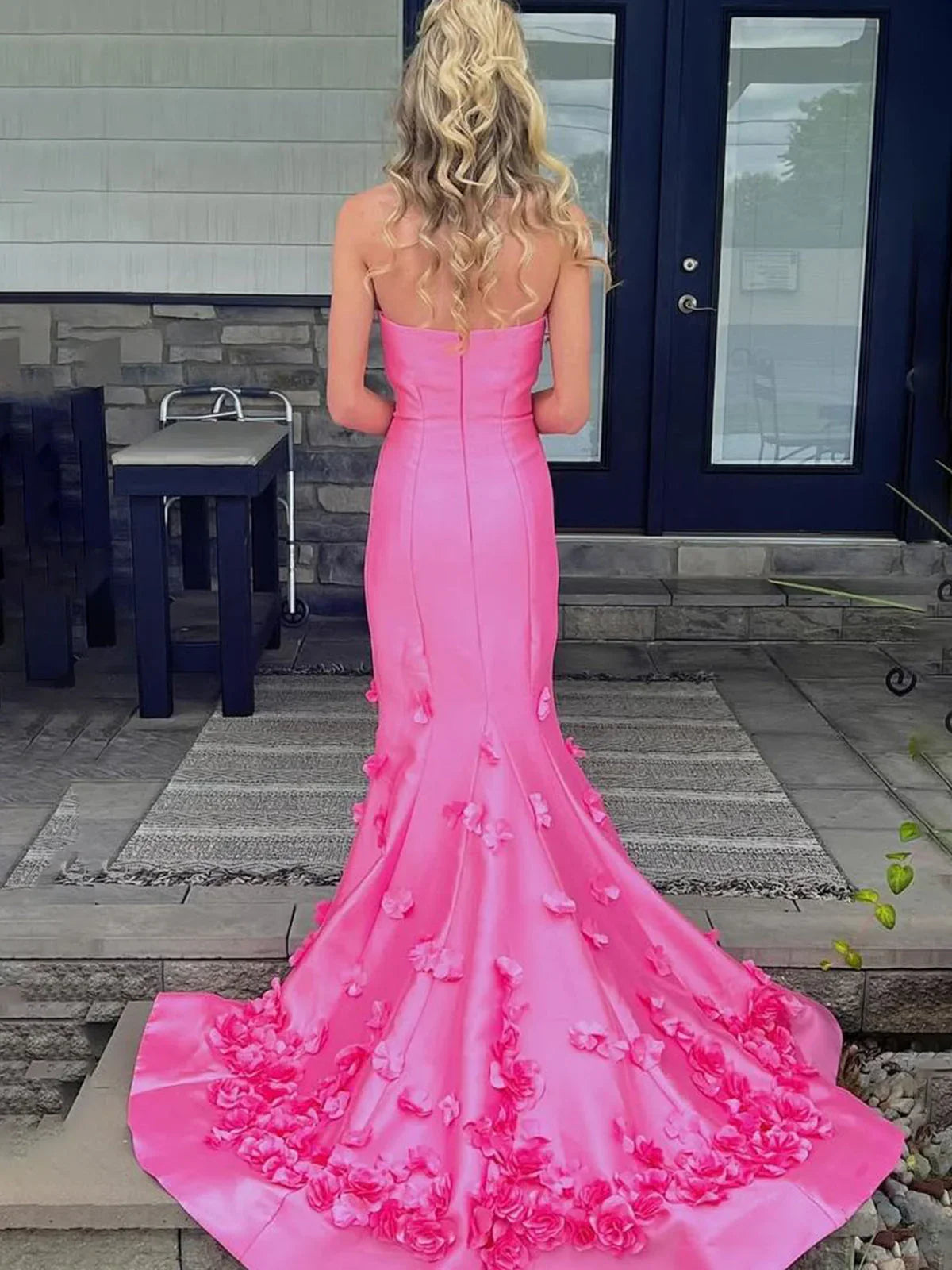 Skyden | Vestido largo de gala rosa sin tirantes con apliques y corte de sirena sin mangas