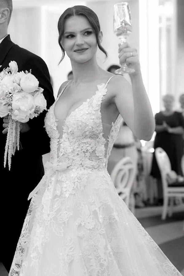 Vestido de noiva marfim com decote em V sem mangas evasé e apliques