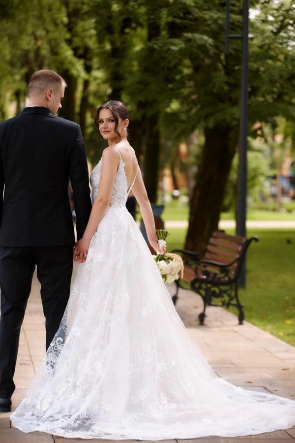 Vestido de noiva marfim com decote em V sem mangas evasé e apliques