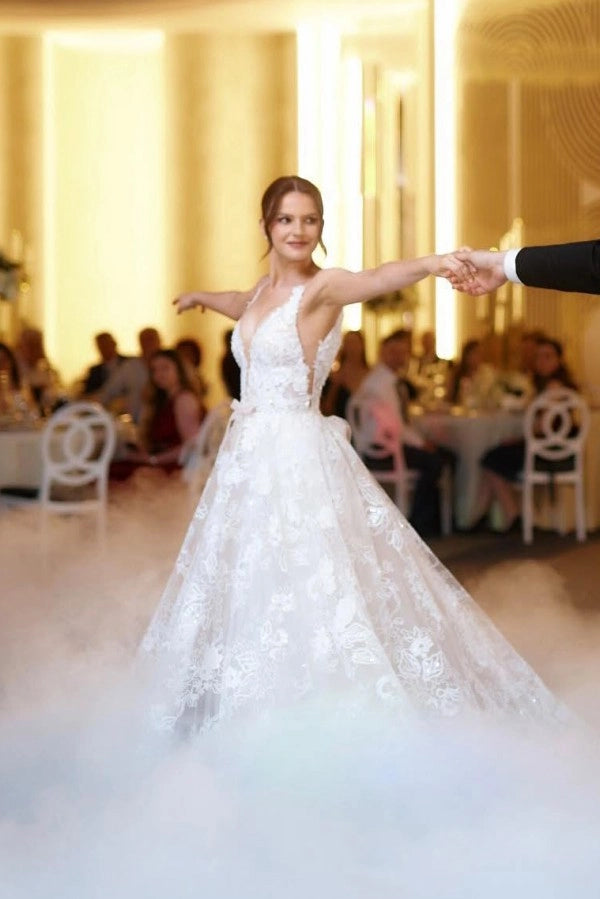 Vestido de noiva marfim com decote em V sem mangas evasé e apliques