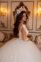 Robes de mariée princesse longues en ligne A à col en V avec dentelle et manches longues