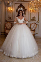 Robes de mariée princesse longues en ligne A à col en V avec dentelle et manches longues