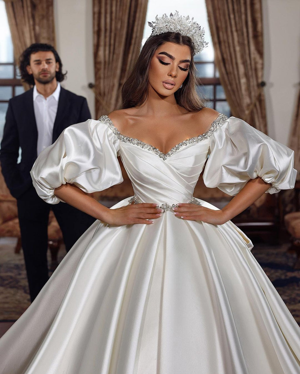 Vestido de novia princesa largo color marfil, corte A, escote en V, joya y mangas largas