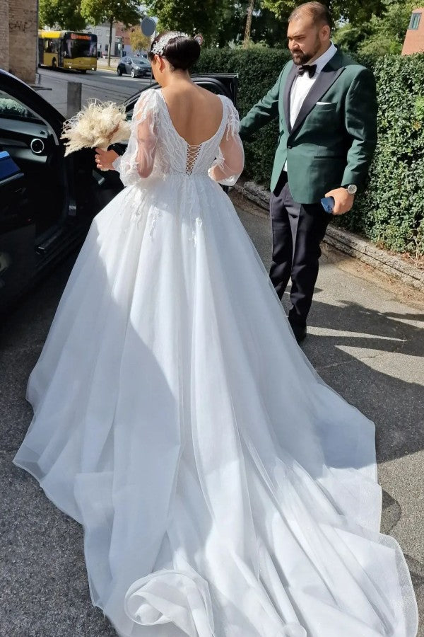 Vestidos de novia de encaje estilo princesa con escote en V y mangas largas