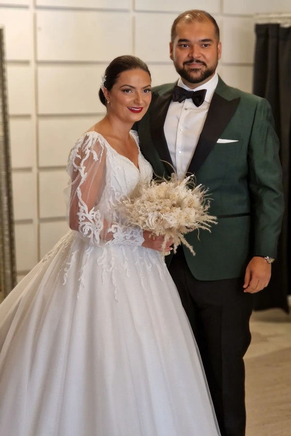 Vestidos de novia de encaje estilo princesa con escote en V y mangas largas