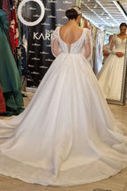 Vestidos de novia de encaje estilo princesa con escote en V y mangas largas
